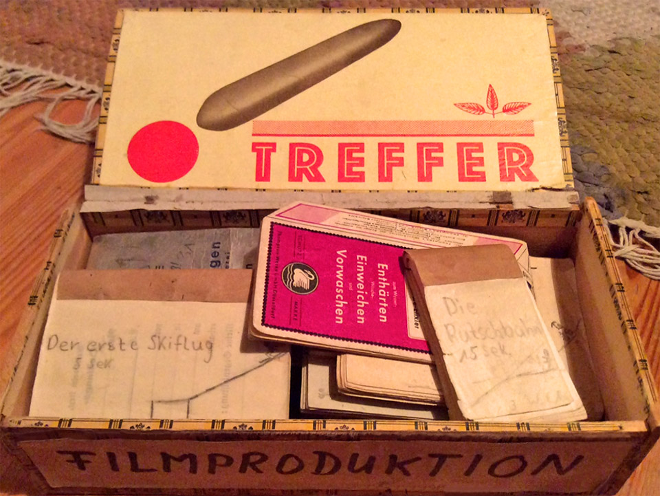 Die offene Zigarrenkiste mit den selbst gezeichneten Daumenkinos und der Frontbeschriftung "Filmproduktion" im Kinofilm "Zur Sache Schätzchen"
